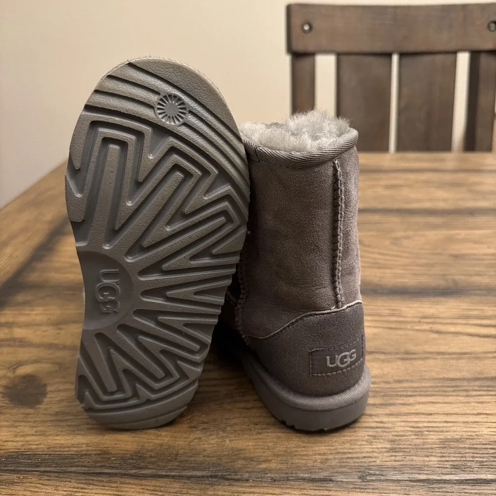 Kids Size 13C Uggs Grey Suede …G5